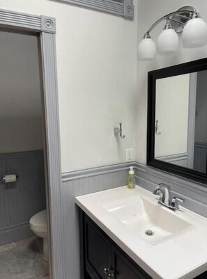 Serviettes fournies, savon, papier de toilette