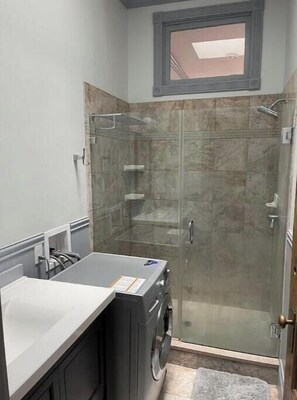 Serviettes fournies, savon, papier toilette