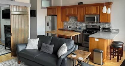 Historic Market St Apartment