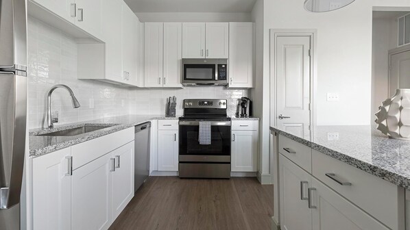 Réfrigérateur, tables à manger