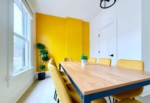 Luxury Apartment, Multiple Beds, Non Smoking, Air conditioning | In-room dining