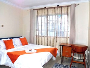 8 bedrooms, iron/ironing board, internet, bed sheets