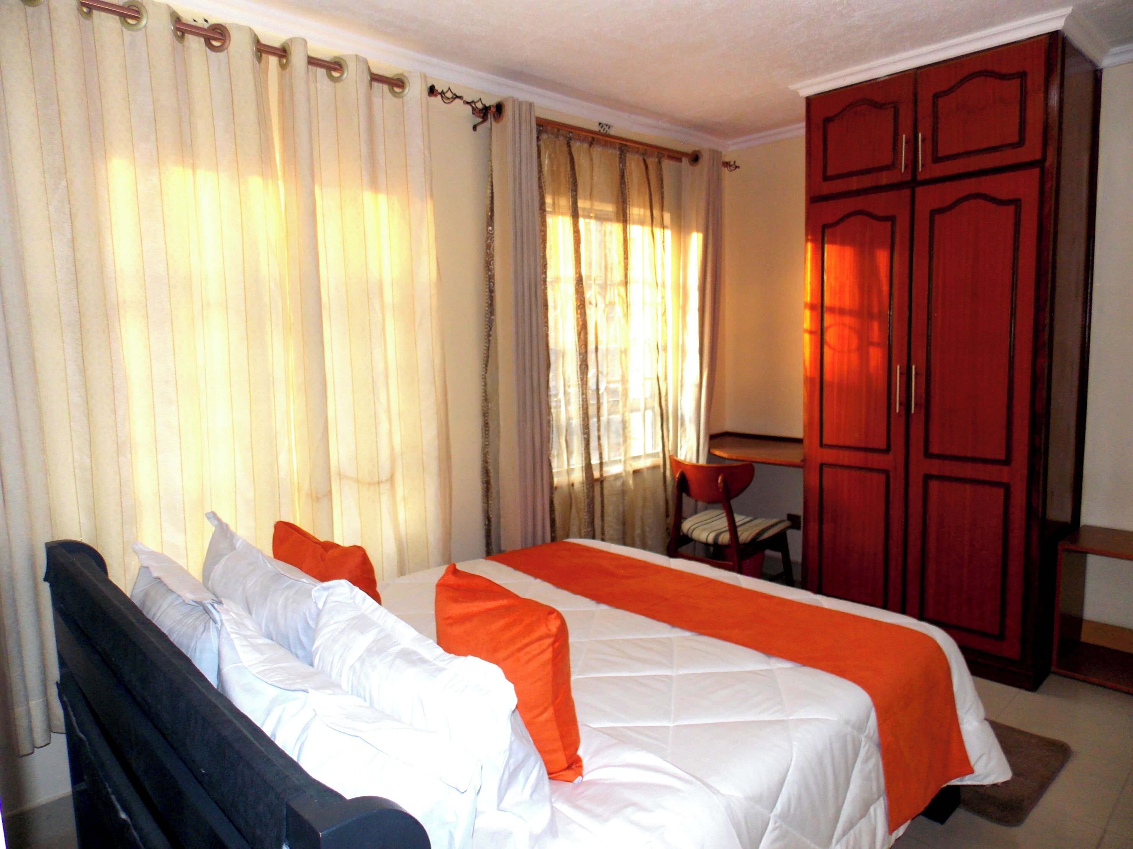 8 bedrooms, iron/ironing board, internet, bed sheets