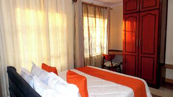 8 bedrooms, iron/ironing board, internet, bed sheets