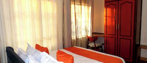 8 Schlafzimmer, Bügeleisen/Bügelbrett, Internetzugang, Bettwäsche
