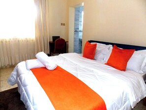 8 bedrooms, iron/ironing board, internet, bed sheets