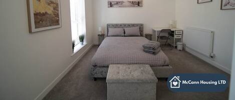 2 habitaciones, tabla de planchar con plancha, wifi y ropa de cama