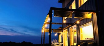 Amazing Views, Peaceful Nature, Close to I25, entire home on Land with Hot Tub,