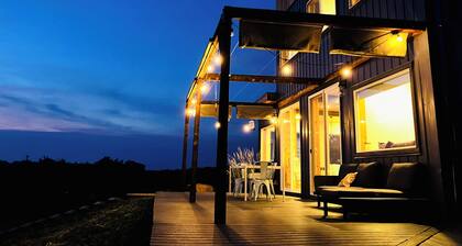 Amazing Views, Peaceful Nature, Close to I25, entire home on Land with Hot Tub,