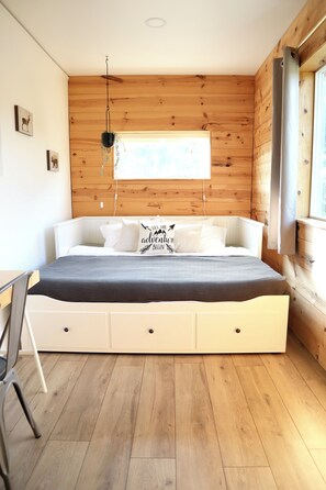 5 bedrooms, desk, iron/ironing board, travel cot