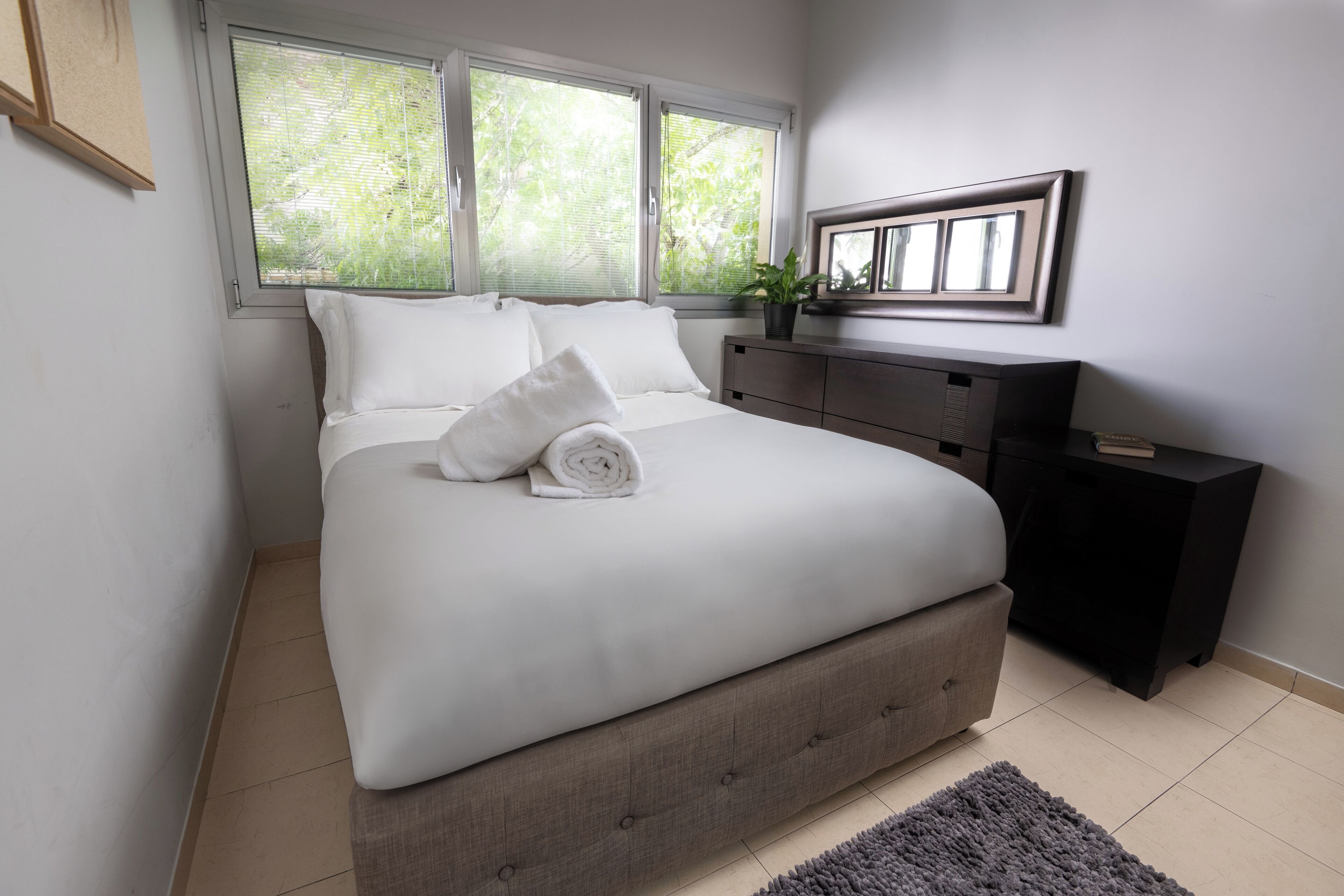 4 makuuhuonetta, silitysrauta/-lauta, Wi-Fi, vuodevaatteet