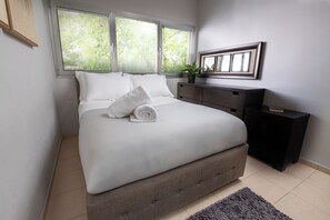 4 bedrooms, iron/ironing board, WiFi, bed sheets