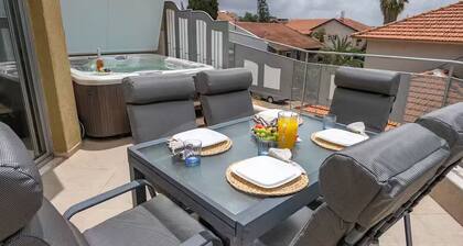 Tel Mond Villa - Delightful 4-bedroom house with Jacuzzi