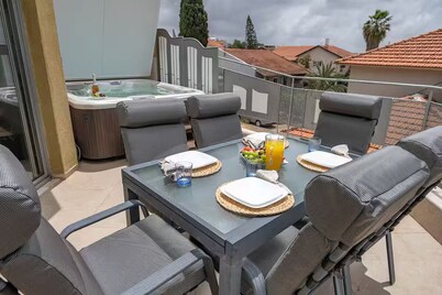 Tel Mond Villa - Delightful 4-bedroom house with Jacuzzi