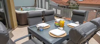 Tel Mond Villa - Delightful 4-bedroom house with Jacuzzi