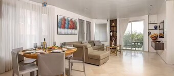 Tel Mond Villa - Delightful 4-bedroom house with Jacuzzi