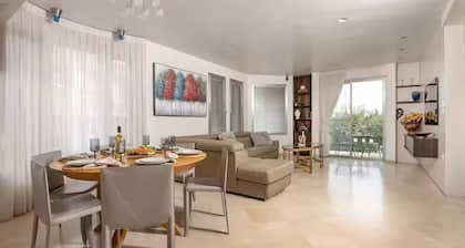 Tel Mond Villa - Delightful 4-bedroom house with Jacuzzi