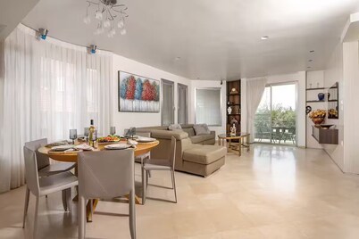 Tel Mond Villa - Delightful 4-bedroom house with Jacuzzi