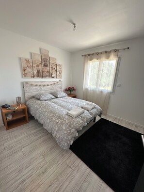 3 quartos, ferros/tábuas de passar roupa, Wi-Fi, roupa de cama