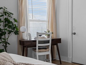 9 soverom, skrivebord, strykejern/-brett og reiseseng for barn