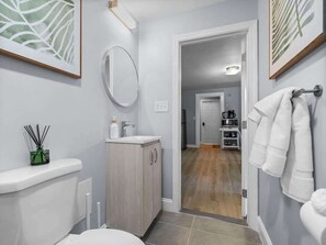 Shower, jetted tub, hair dryer, bidet - Group Trip | 9BR 12BEDS 3 SOFA BEDS + Outdoor (Somerville)