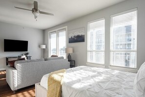 Escritorio, tabla de planchar con plancha, wifi y ropa de cama