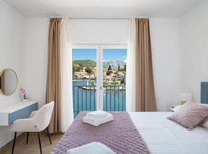 4 bedrooms, iron/ironing board, internet, bed sheets