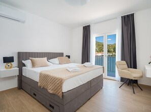 4 bedrooms, iron/ironing board, Internet, bed sheets