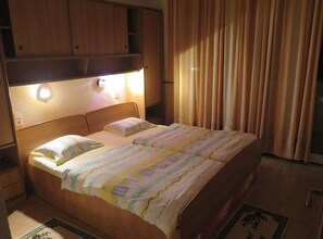 2 bedrooms, internet, bed sheets