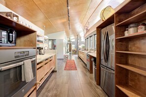 冷蔵庫、電子レンジ、オーブン、コンロ