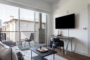 Smart TV - Landing | Modern 1BD, Gym, Pool (Austin)