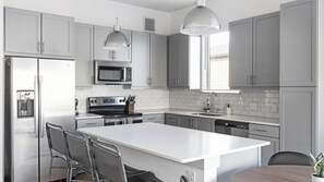 Frigorifero, tavolo da pranzo