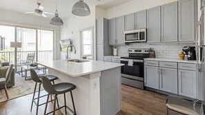 Geladeira, mesas de jantar