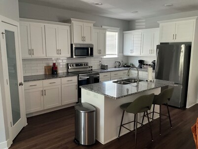 Charming 3-bedroom house 5 minutes from stadiums with balcony and garage