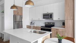 Réfrigérateur, tables à manger