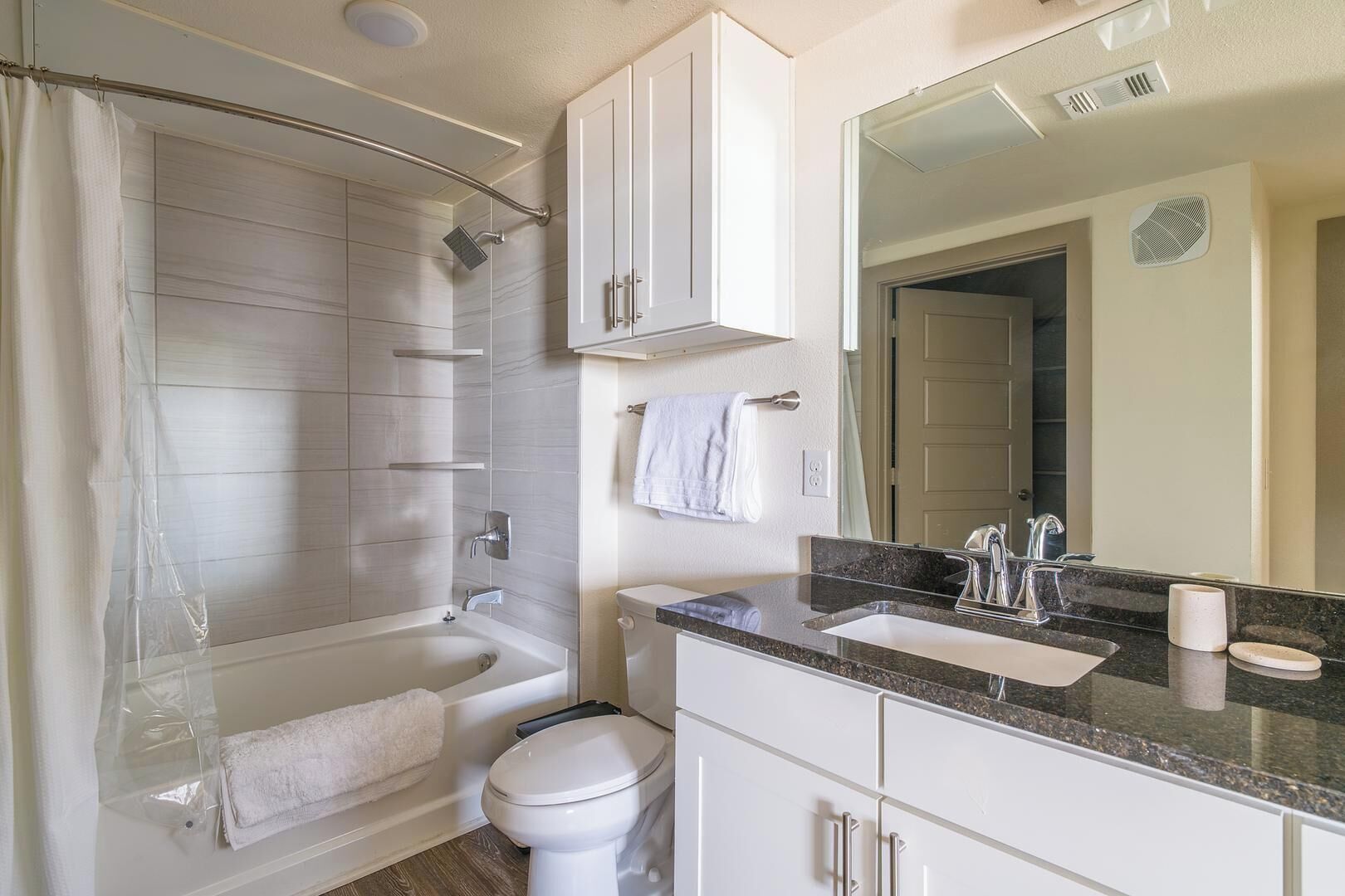 Une salle de bain moderne avec une baignoire, des toilettes et un lavabo.
