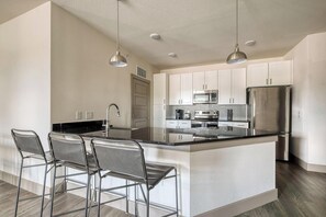 Geladeira, mesas de jantar