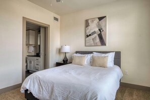 2 bedrooms, desk, iron/ironing board, WiFi