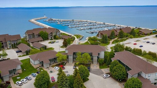 Lighthouse Point Collingwood Fully Furnished 2 Bed, 2 Bath with Water Views!