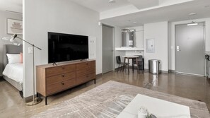 1 bedroom, desk, iron/ironing board, WiFi - Landing | Modern 1BD, Gym (Birmingham)