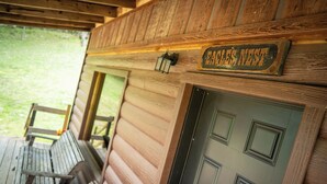 Une cabane en bois avec une enseigne indiquant « FABLES NEST » au-dessus d’une porte. Des bancs en bois se trouvent à l’extérieur.