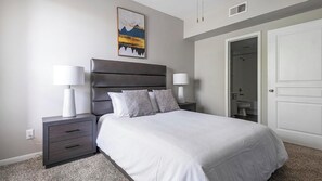 1 habitación, escritorio, tabla de planchar con plancha y wifi 