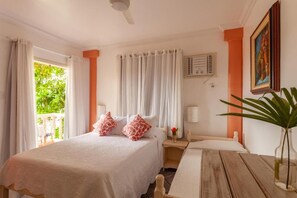 خزنة داخل الغرفة وستائر تعتيم ومكواة/لوح كي وواي فاي مجانًا