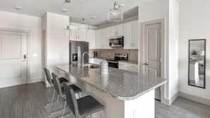 Een koelkast, een eettafel