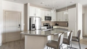 Kühlschrank, Esstisch