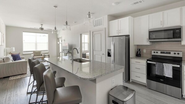 Jääkaappi, ruokailupöytä