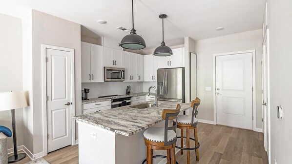 Kühlschrank, Esstisch