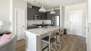 Kühlschrank, Esstisch