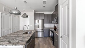 Refrigerador, mesa de comedor