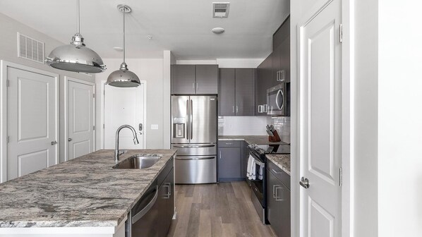 Refrigerador y comedor 